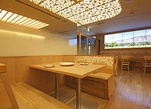 木目を基調に、温かい雰囲気が漂うハワイを思わせる開放的な空間