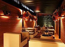 屋根が開閉する半テラスのソファ席は、女子会にぴったり
