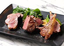 ここで食べるべきは「熟成肉」。旨みが凝縮されたお肉は絶品