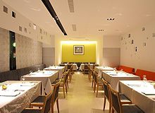 NYテイストの店内にはアート作品も展示。落ち着いた雰囲気の中ゆっくりできます