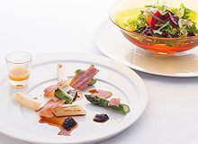 三浦産の朝摘み野菜を使った『２色のアスパラガス、新ジャガイモ、モリーユ茸』