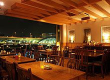 夜はライトアップされた金のオブジェやスカイツリーを楽しめます 