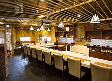 「ゆったり料理を楽しんでほしい」という店主の心配りから、一席ごとに余裕を持たせた店内
