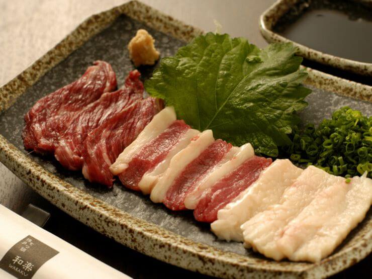 九州から仕入れた幻の焼酎との相性も抜群の馬刺し