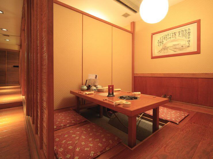 照明の明度を抑え、和の趣きたっぷりな店内は落ち着いた雰囲気。心がラクになります