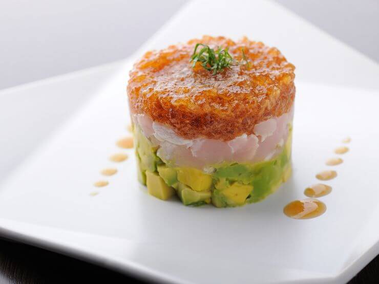 目にも鮮やかな料理『ささみとアボカドと本山葵ジュレ』