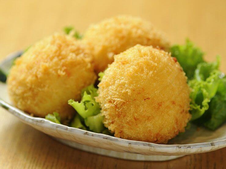 北海道産のカニ身がたっぷり入ったコロッケ