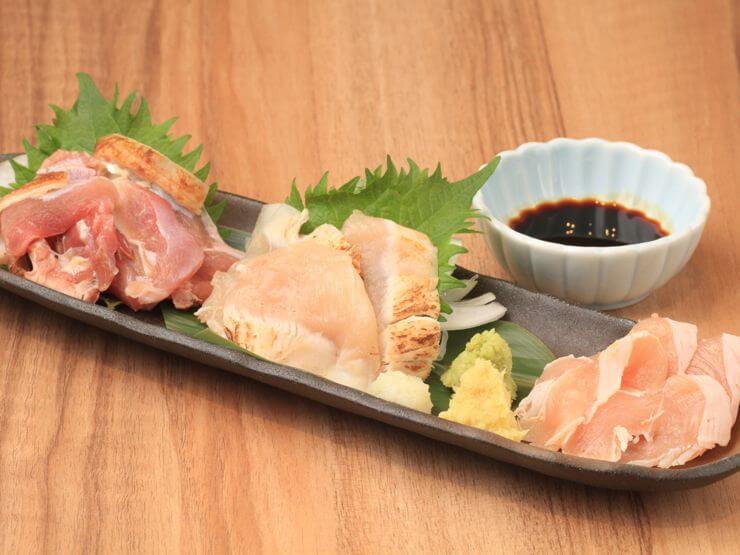 新鮮な肉を使った『鳥三種盛り』で味比べができます 