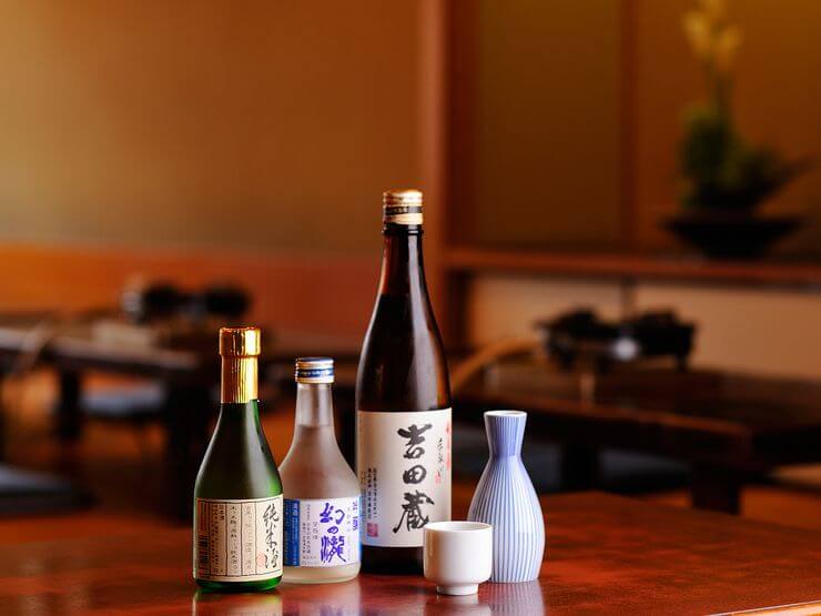 繊細な味わいのどじょう料理に寄り添うよう、厳選された銘酒とともに