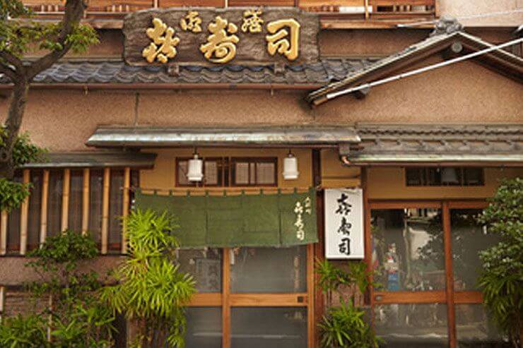 戦後に建てられた重厚感ある建物は60年以上変わらない威厳ある佇まい