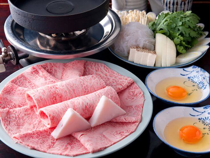 肉屋直営店として厳選したサーロイン、卵は黄身が濃厚な2L サイズ