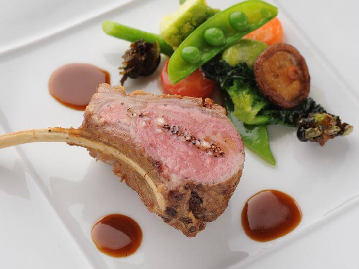 瞬間燻製した仔羊肉とブルーチーズを使ったソースのスペシャリテ