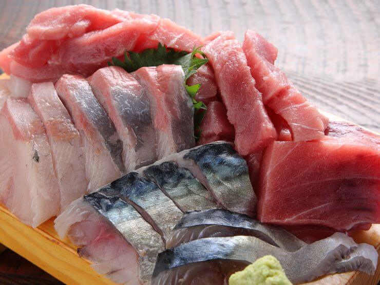 新鮮な海の幸は、皿からこぼれるくらいのボリュームです