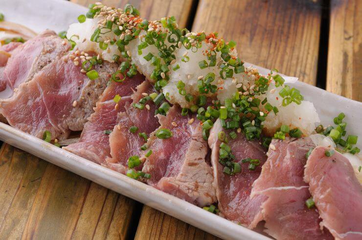 脂身の少ない赤身部分をさっと炙ってつくる『ラム肉のタタキ』が絶品