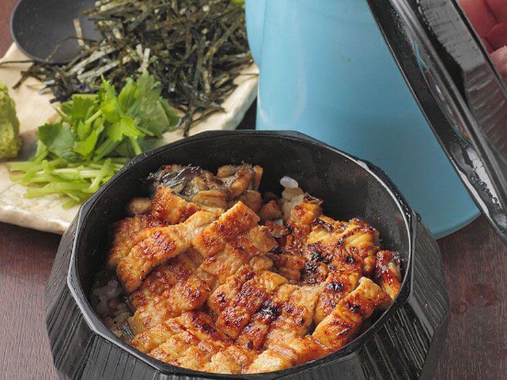 毎朝捌いた鰻の内臓を串に刺し、炭火で焼き上げる『うなぎ串焼』