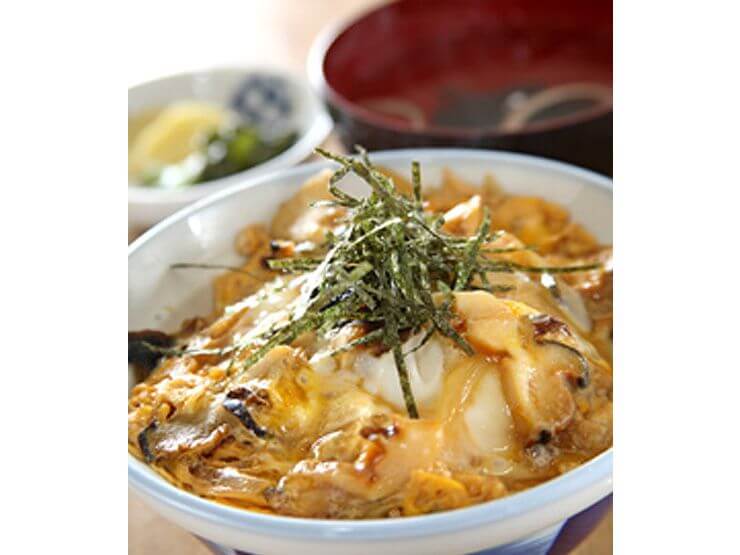 地元で採れた新鮮なさざえを玉子でとじた、お店おすすめ『江の島丼』