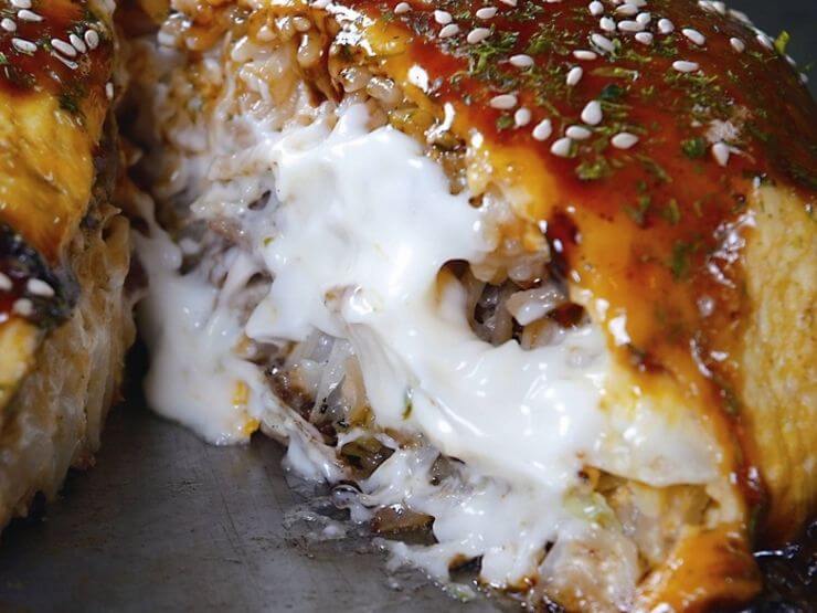 熱々の鉄板焼きはハンパない旨さ。ふんわり生地と野菜の相性ばっちり 