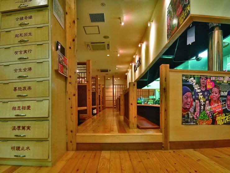 宮島観光のお客様、仕事終り（仕事中？）のサラリーマンが中心のお店