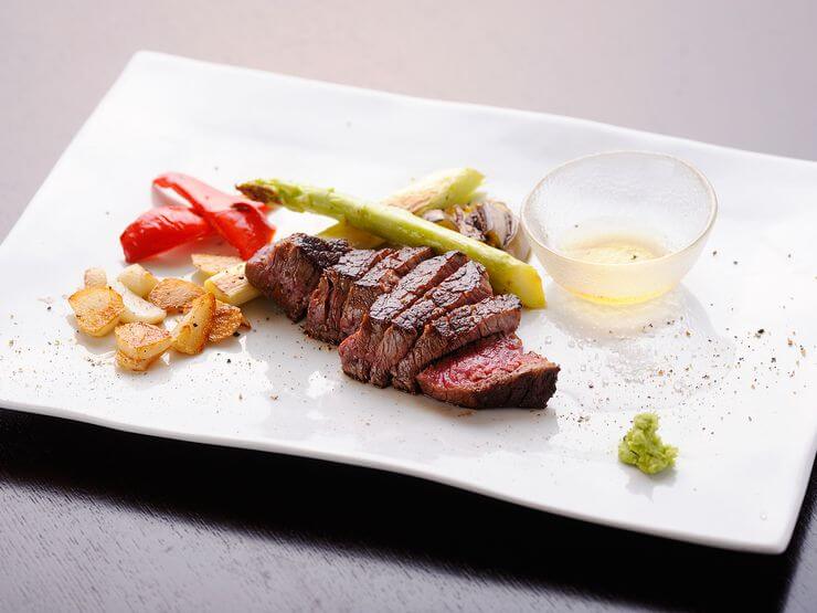 『牛ヒレ肉のステーキ』は老舗精肉店「吉澤商店」が厳選した雌肉を使用