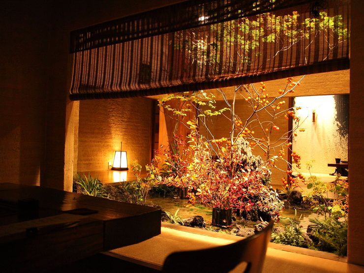 店内中央に池を配し、花木を散りばめた、日常を忘れさせる隠れ家