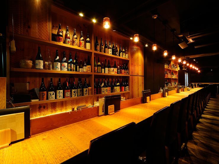 日本酒が約100種。目の前に広がるカウンターでデートも雰囲気抜群
