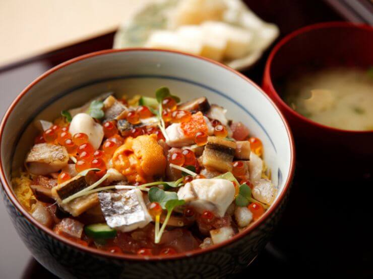 ランチタイムは夜と同じネタを使った、10食限定の豪華なばらちらし