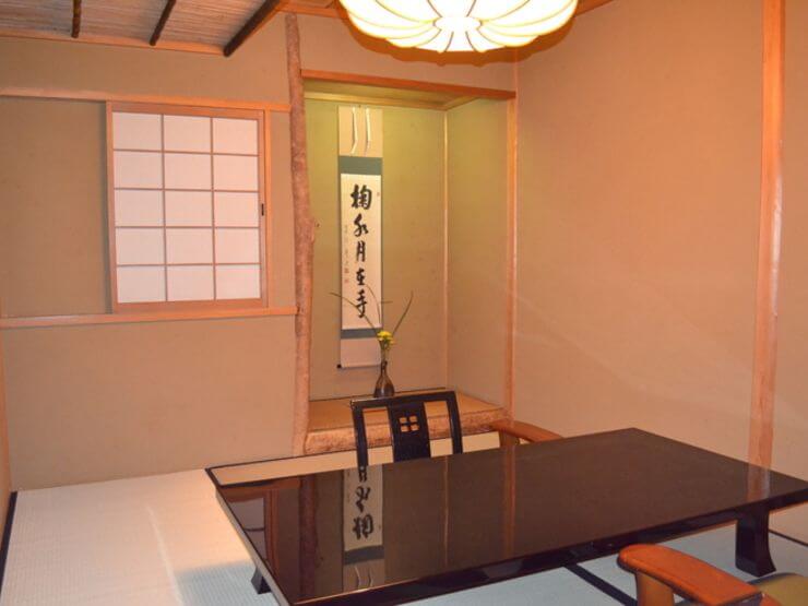 宴席やご家族連れにも最適な数寄屋造りの個室もあり
