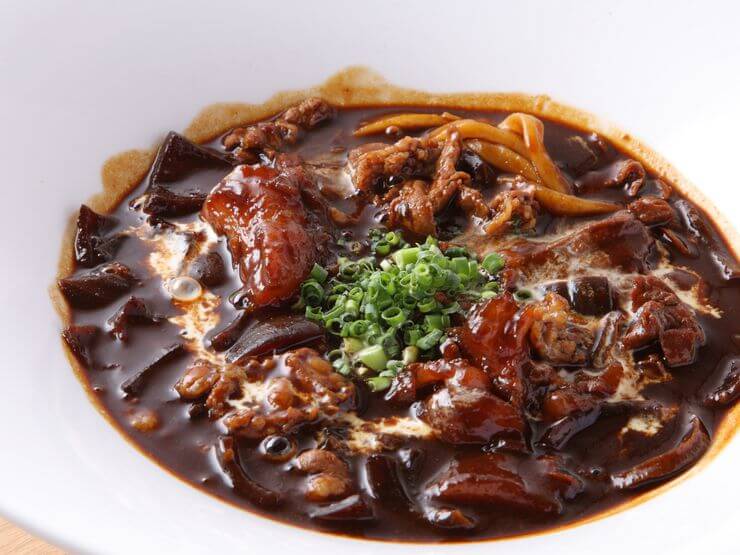 8時間煮込むスープが絶品『牛すじ黒カレーうどん』（1,150円）