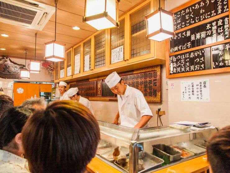 客と会話を交わしながら絶妙なタイミングで寿司を握ってくれる、一人でも退屈しない接客もまた、この店の魅力