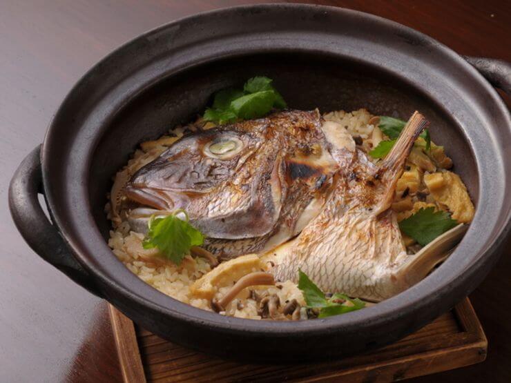 この店の人気メニューのひとつが『季節の土鍋ごはん』。イクラ、鯛、秋刀魚、鮎など季節に応じて旬の食材を炊き上げます
