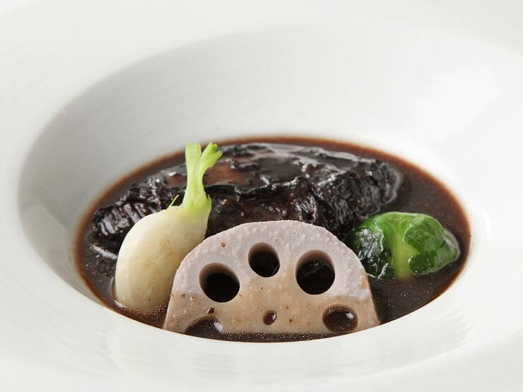 雌牛のばら肉を赤ワインだけで6時間煮込んだ『青森　さくら和牛バラ肉のとろとろ赤ワイン煮込み』