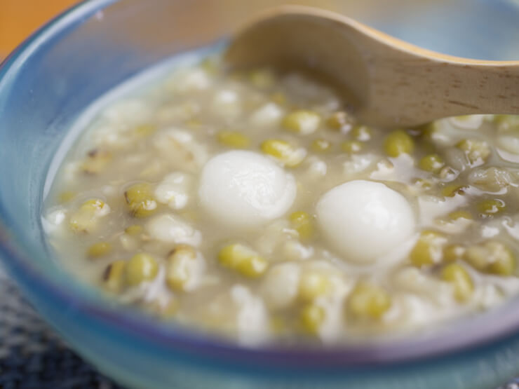 沖縄で夏に食べられる冷たいぜんざいのような伝統菓子『あまがし』
