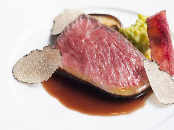 ディナーでは本格フレンチが味わえ、ゆっくり料理やワインを堪能できる
