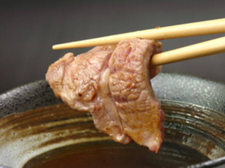 自家製あっさり醤油ベースのタレは、お好みで韓国唐辛子とニンニクを