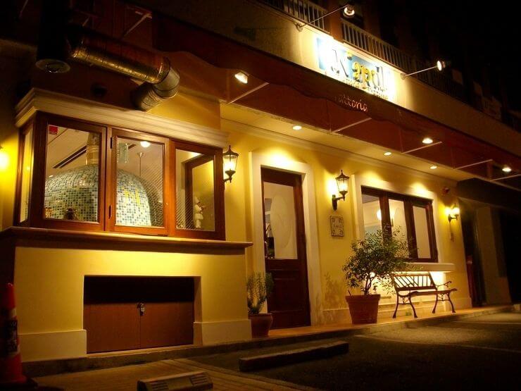 可愛らしい外観で、気軽に入れるカジュアルな雰囲気のお店です