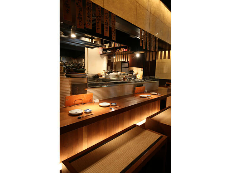 暖色の灯りや畳など、どこか落ち着く店内でゆったりと食事が楽しめます