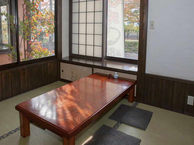 暖かみのある和の空間、座敷で落ちお着いた時間を