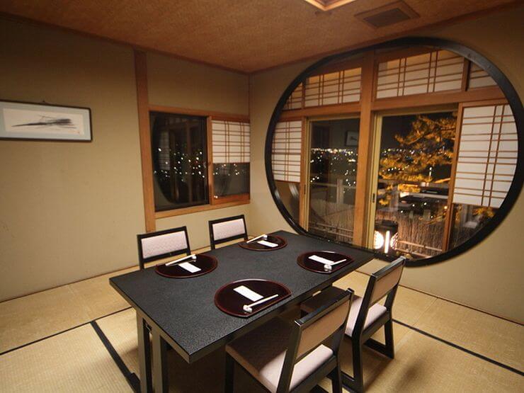 落ち着いた佇まいのお店に趣を感じられます