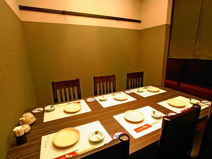 ゆったりとした雰囲気の席で、函館の食材を味わうことができる