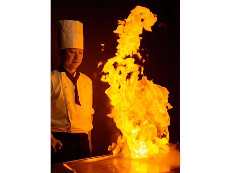 目の前で焼き上げる鉄板ディナーには一見の価値あり