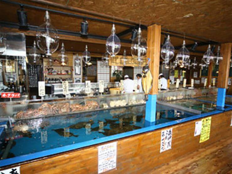 水槽は道南最大級のサイズ。この中から自分が食したい魚貝を選べる