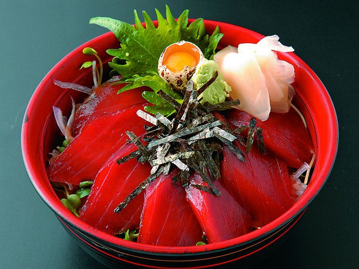 まぐろづけ丼のこの色味は他では見られないでしょう