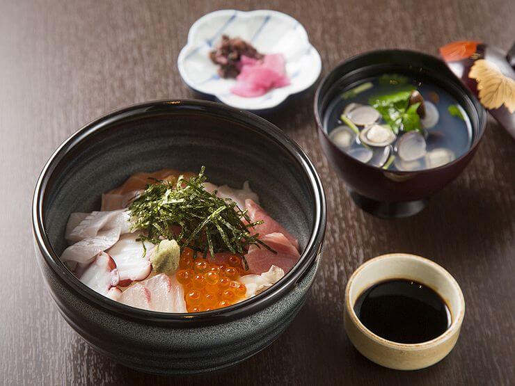 鮮度にこだわった魚介類がのっている『海鮮丼』おすすめです