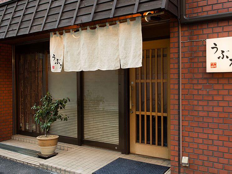 荒木町の一角に佇む、隠れ家的な雰囲気の【うぶか】。デートに最適です