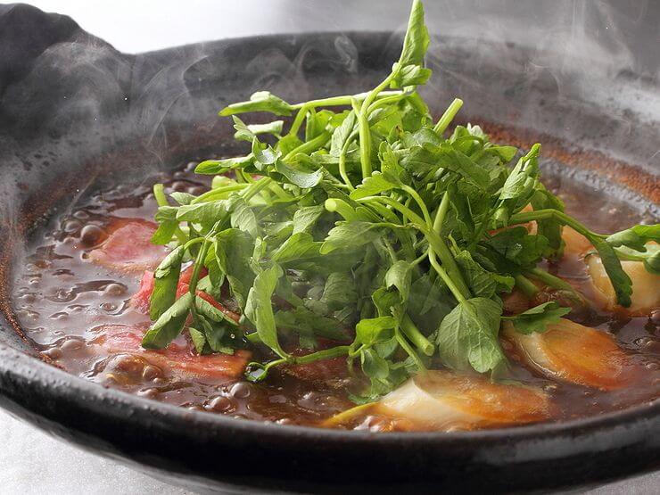 A5等級の牛肉に下仁田ネギ。リンゴや蜂蜜の割下でつくるすき焼きです