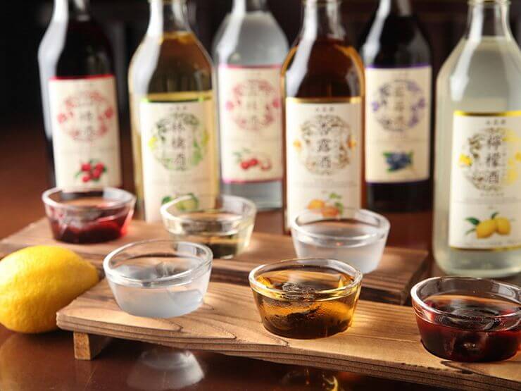 女性率70%の店らしく、女性から好評の果実酒の三種飲み比べセットなんてメニューも