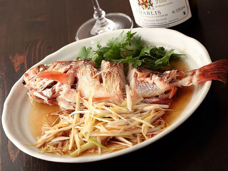 『鮮魚の紹興酒蒸し』。湘南近くで水揚げされた鮮魚を使った一皿
