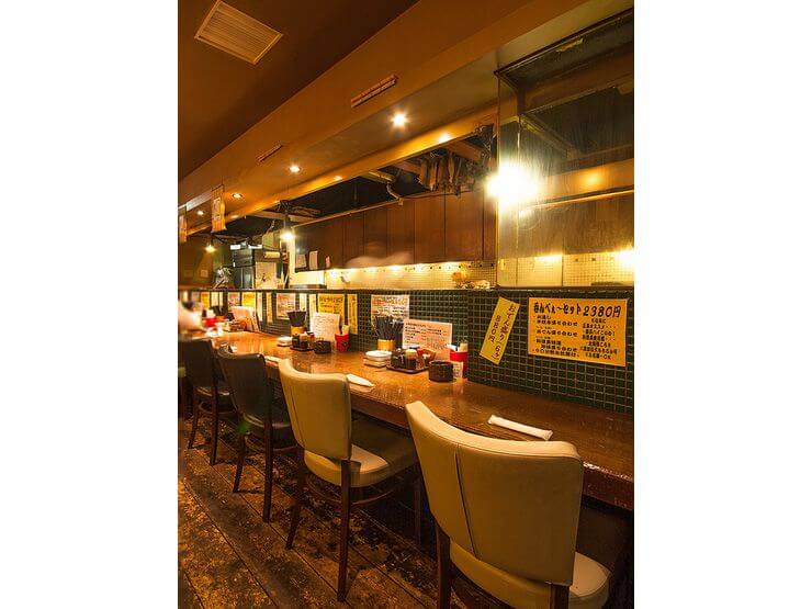 料理長との会話が弾むカウンターは、人気の特等席！