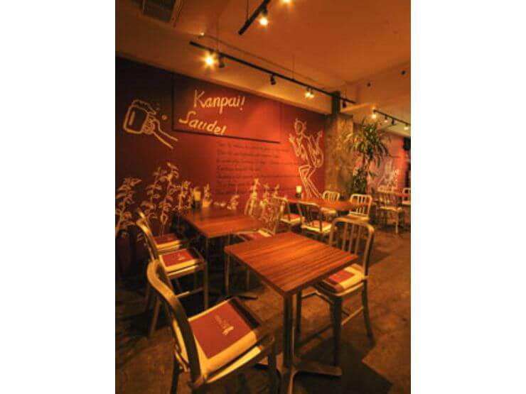 カジュアルな雰囲気でゆっくり食事を楽しめます。