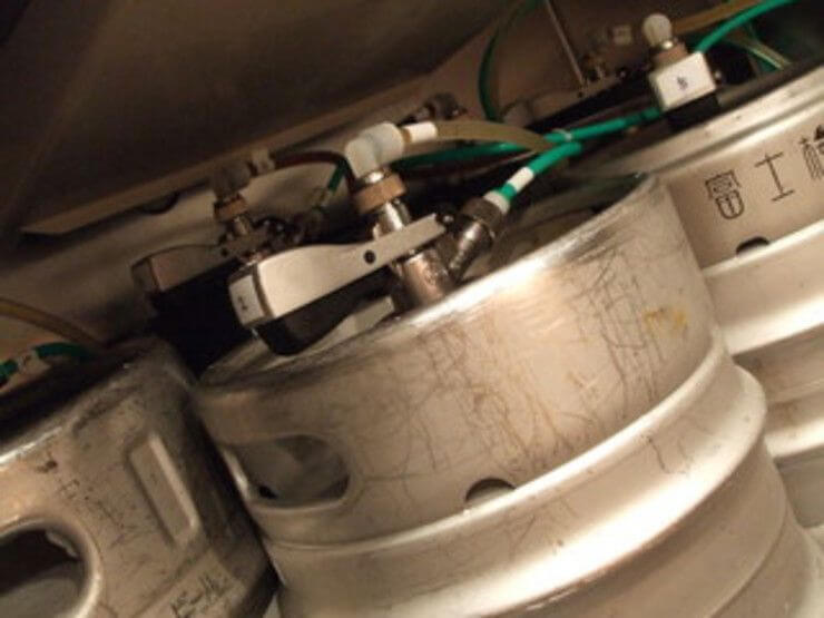 こだわりの樽冷式サーバーから注がれるビールは本当に冷えて美味しい！